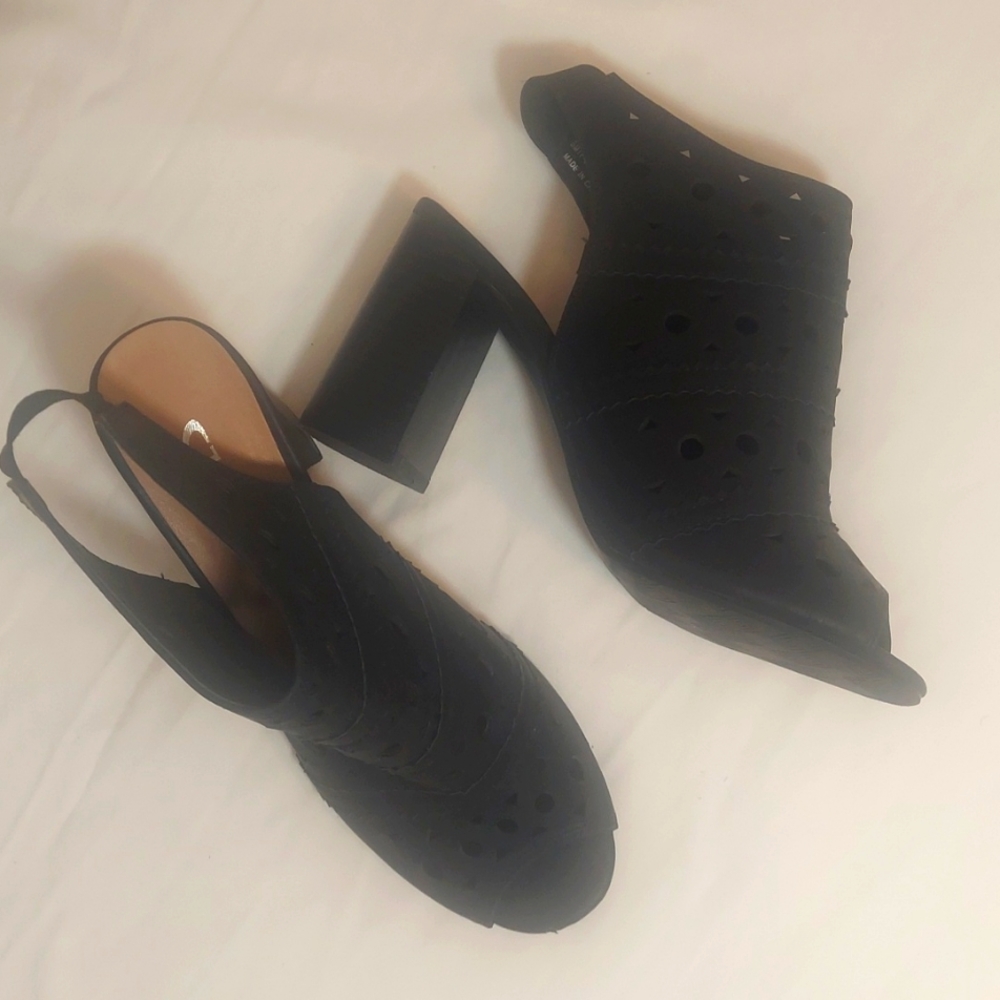 CL by Laundry Nubuck Stacked Block Heels Sandal Size 8  Black Laser…